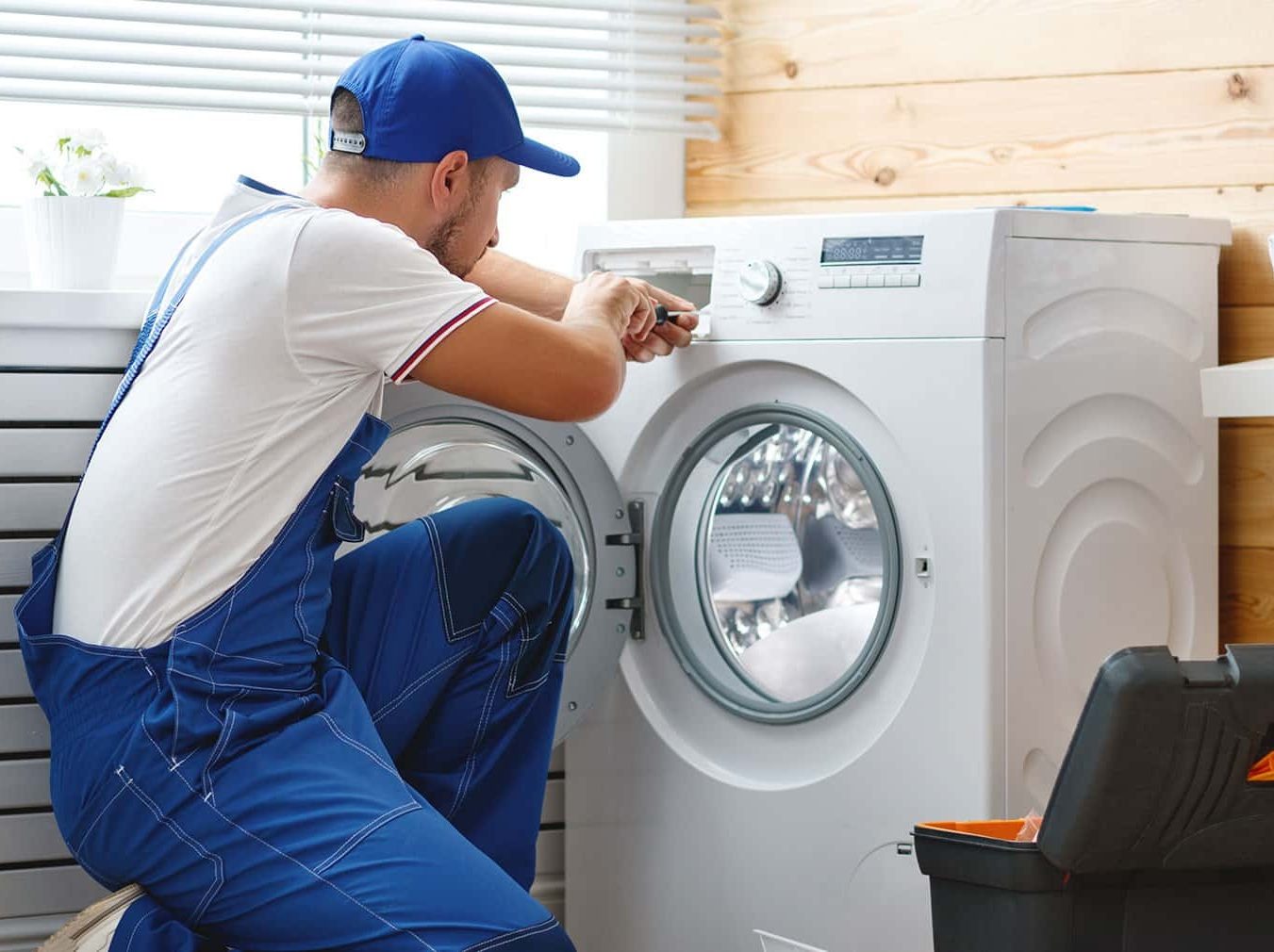 Técnico reparando electrodoméstico Electrolux en Fuentesaúco